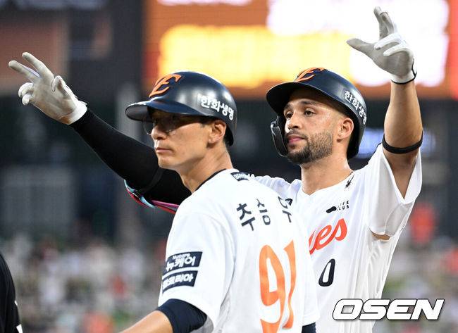 [OSEN=대전, 이대선 기자] 8일 오후 대전 한화생명볼파크에서 2025 신한 SOL Bank KBO리그 한화 이글스와 KIA 타이거즈의 경기가 열렸다.한화는 문동주, KIA는 윤영철을 선발로 내세웠다.3회말 무사 1루에서 한화 리베라토가 우전 안타를 치고 환호하고 있다. 2025.07.08 /sunday@osen.co.kr