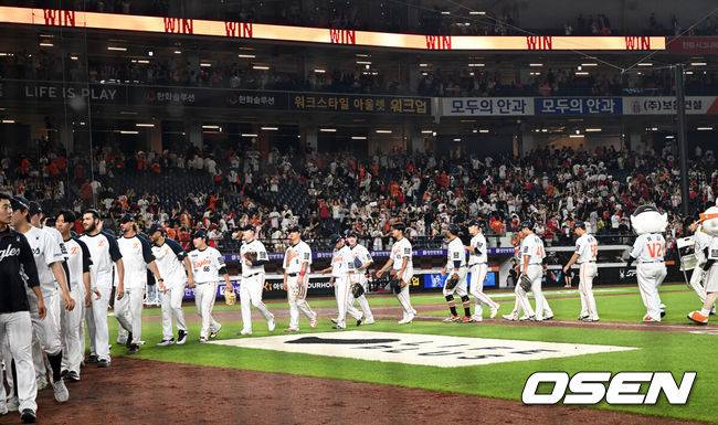 [OSEN=대전, 이대선 기자] 한화는 8일 대전 한화생명볼파크에서 열린 2025 신한 SOL Bank KBO리그 KIA 타이거즈와의 홈경기를 14-8로 승리했다. 14득점은 종전 12득점을 넘어 올 시즌 한화의 한 경기 최다 득점으로 KIA의 추격을 뿌리쳤다. 경기 종료 후 한화 선수들이 승리의 기쁨을 나누고 있다. 2025.07.08 /sunday@osen.co.kr
