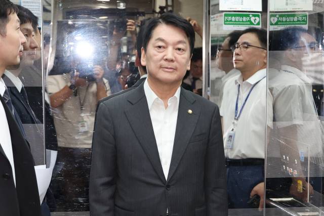 ▲국민의힘 안철수 의원이 지난 7일 서울 여의도 국회 소통관에서 혁신위원장직을 사퇴하고 전당대회 출마 의사를 밝히는 기자회견을 한 뒤 승강기를 타고서 회견장을 떠나고 있다. ⓒ연합뉴스