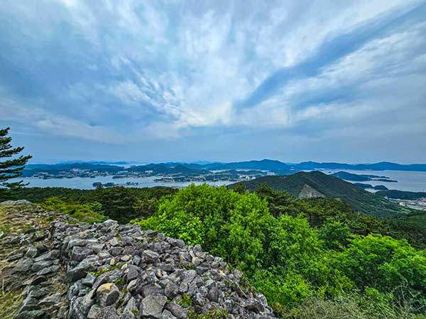 둔덕기성 서쪽으로 통영시가 보인다. 육지와 연륙교로 연결된 섬이 해간도다.