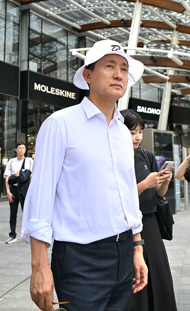 오세훈 서울시장이 4일(현지시간) 이탈리아 밀라노의 도시 공간 혁신 사례인 ‘포르타 누오바’ 지구를 살펴보고 있다. 서울시 제공