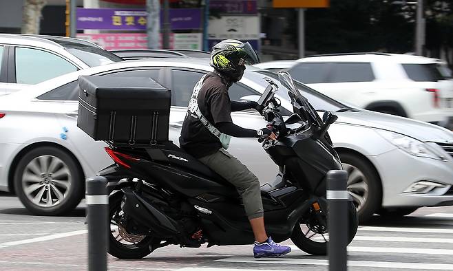 지난 4일 대구 수성구 달구벌대로에서 한 배달 라이더가 오토바이를 타고 지나고 있다. 뉴스1