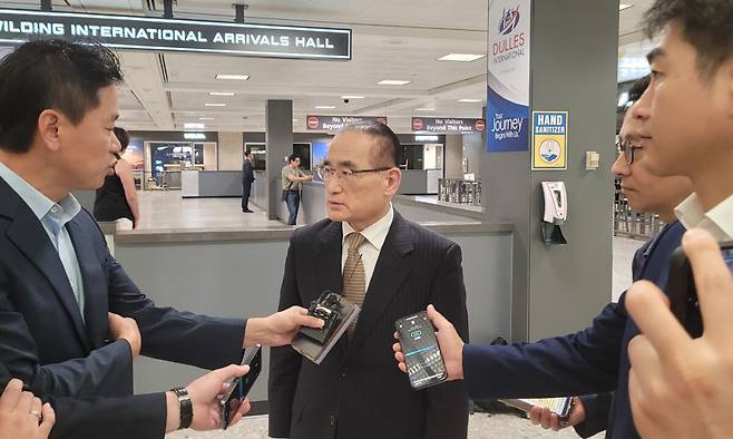 위성락 국가안보실장이 6일(현지시간) 미국 워싱턴DC 인근 덜레스 국제공항에서 특파원들을 만나 미국과 협의 계획에 대해 설명하고 있다. 연합뉴스