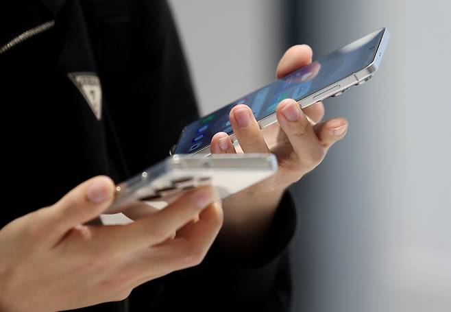 삼성전자가 초슬림 스마트폰 갤럭시 S25 엣지를 국내에 출시한 지난 5월23일 서울 마포구 삼성스토어 홍대에서 시민들이 갤럭시 S25 엣지를 살펴보고 있다. 뉴시스