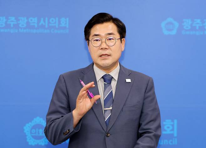 더불어민주당 박찬대 당 대표 후보가 7일 오전 광주광역시의회 기자회견장에서 열린 ‘호남이 묻고, 박찬대가 답하다’에서 기자의 질문에 답변하고 있다. 연합뉴스