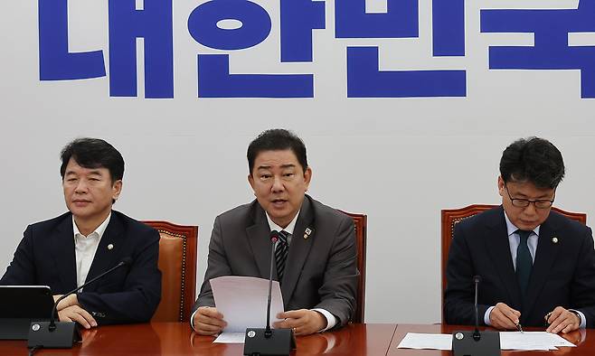 더불어민주당 김병기 당대표 직무대행 겸 원내대표(가운데)가 8일 서울 여의도 국회에서 열린 민주당 원내대책회의에서 모두발언을 하고 있다.&nbsp;허정호 선임기자