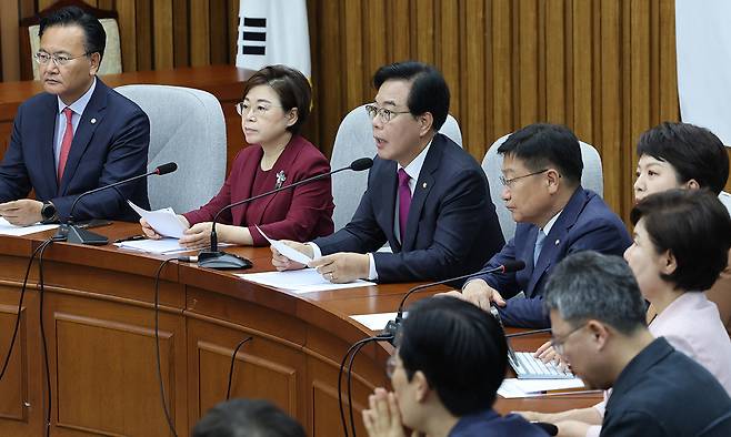 국민의힘 송언석 비상대책위원장 겸 원내대표(가운데)가 8일 서울 여의도 국회에서 열린 국민의힘 원내대책회의에서 모두발언을 하고 있다.&nbsp;허정호 선임기자