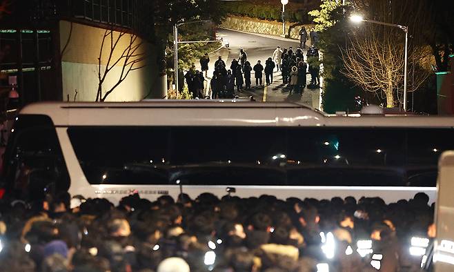 고위공직자범죄수사처(공수처)와 경찰이 윤석열 전 대통령에 대한 2차 체포영장 집행에 나선 지난 1월 15일 용산구 한남동 대통령 관저에서 경호 관계자들이 대기를 하고 있다. 연합뉴스