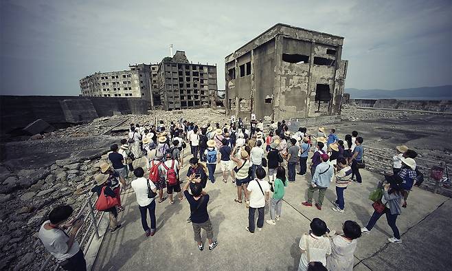 일본 남부 나가사키 현에 위치한 하시마(일명 '군함도')에 방문한 관광객들. AP연합뉴스