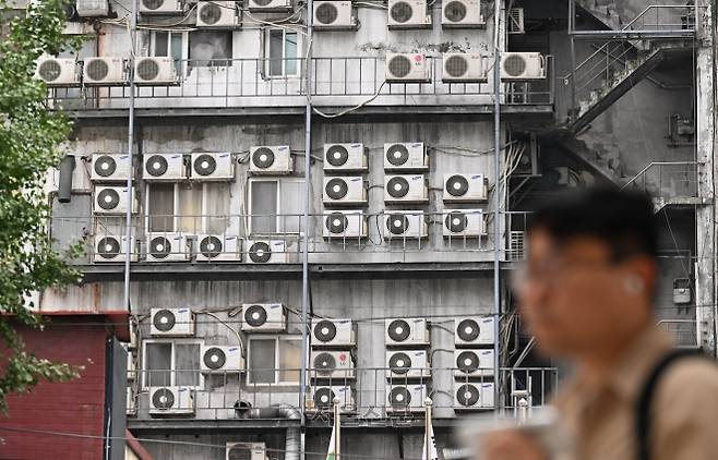 경제-에너지-전기-폭염 특보-서울시내 건물 에어컨 실외기 작동 - 전국적으로 폭염특보가 이어지는 2일 서울 시내의 한 건물에 에어컨 실외기가 작동되고 있다.. 2023.8.2 홍윤기 기자