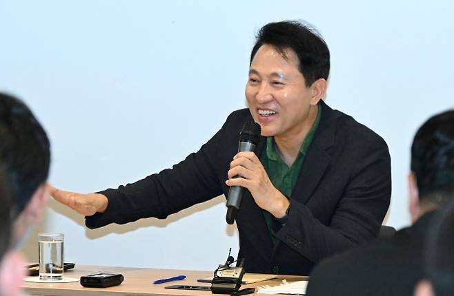 오세훈 서울시장, 동행 기자단 간담회 - 오세훈 서울시장이 지난 5일(현지시간) 밀라노의 한 호텔에서 열린 동행 기자 간담회에서 발언하고 있다. 서울시 제공