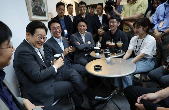 기자들과 대화하는 이재명 대통령 - 이재명 대통령과 김민석 국무총리, 강훈식 대통령비서실장이 8일 용산 대통령실 직원식당에서 식사 후 매점에서 만난 기자들과 차를 마시며 대화하고 있다. 2025.7.8 대통령실통신사진기자단