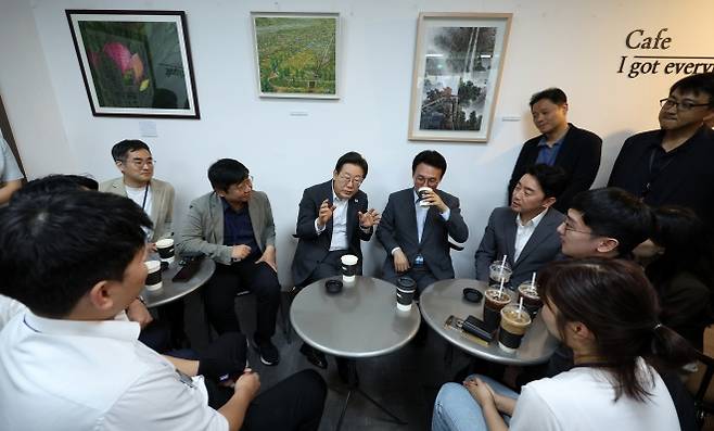 이재명 대통령과 김민석 국무총리, 강훈식 대통령비서실장이 8일 용산 대통령실 직원식당에서 식사 후 매점에서 만난 기자들과 차를 마시며 대화하고 있다. 2025.7.8 뉴시스