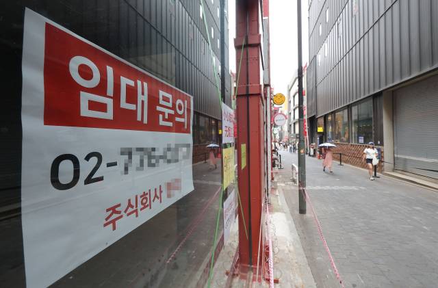 경제협력개발기구(OECD)가 한국의 올해 잠재성장률이 1.9%로 하락할 것이라고 경고한 가운데 6일 서울 명동 상가에 임대 광고가 붙어 있다. 연합뉴스