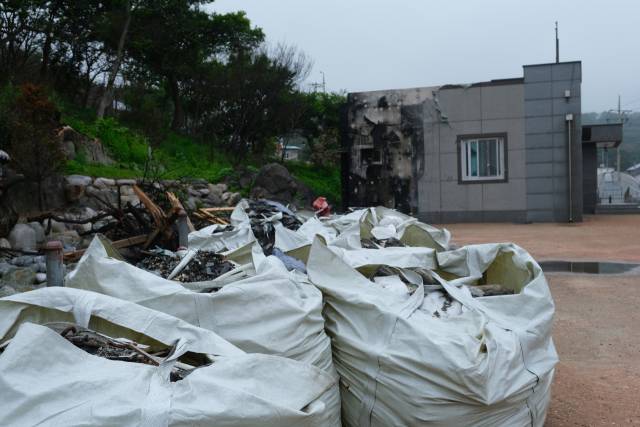 지난 25일 영덕 노물리 마을회관 벽면에 산불로 그을린 흔적이 남겨져 있다. 영덕=황동건 기자