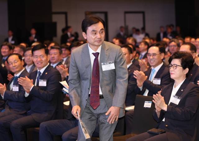 8일 서울 용산구 그랜드 하얏트 호텔에서 열린 방위산업의 날 기념식에서 안규백 국방부 장관 후보자가 참석자들에게 인사를 하고 있다. 연합뉴스