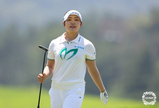 퍼팅을 마치고 이동하고 있는 유현조. 사진 제공=KLPGA