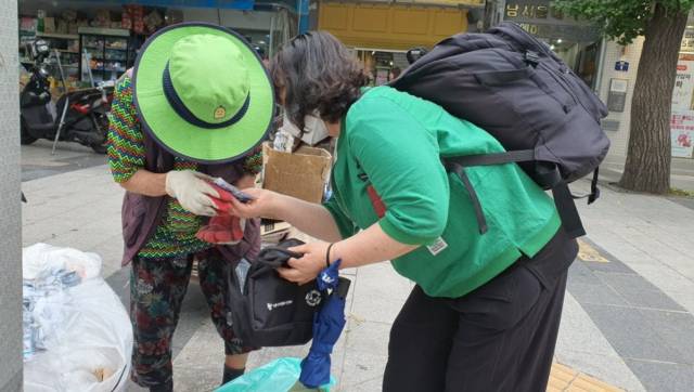 서울시 한 자원봉사자가 폐지 수집 어르신에게 ‘쿨키트’를 나눠주고 있다. 서울시자원봉사센터