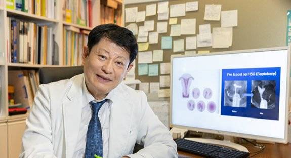 난임 전문의 조정현 원장이 중격자궁에 대해 설명하고 있다. 중격자궁은 평행선이던 좌·우 뮐러관 아래쪽 융합된 부분이 합쳐질 때 중간 벽이 완전히 녹지 않아 중격이 남아 있는 형태의 자궁 기형이다. 조영철 기자&nbsp;