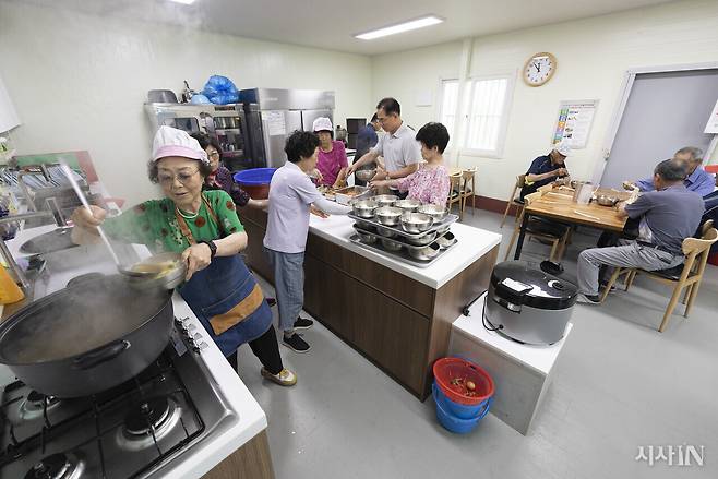6월18일 심연화 조리장이 구양리 마을회관 식당에서 주민들이 먹을 잔치국수에 육수를 담고 있다. 마을 식당에서는 일요일을 제외하고 주 6일 점심 식사를 무료로 제공한다. ⓒ시사IN 이명익