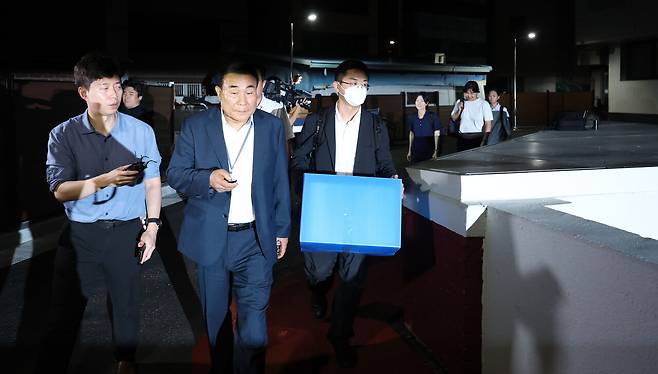 윤석열 전 대통령 배우자 김건희 여사를 둘러싼 각종 의혹을 수사하는 민중기 특별검사팀이 7월3일 서울 종로구 삼부토건이 입주한 빌딩에서 압수수색을 마친 뒤 압수품을 들고 이동하고 있다. ⓒ공동취재