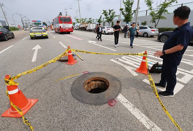 지난 6일 50대 사상자 2명이 발생한 인천시 계양구 병방동 맨홀. ⓒ연합뉴스