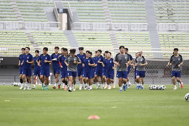 E-1 챔피언십에 출전 중인 축구국가대표팀이 공식 팀 훈련장인 성남종합운동장에서 가벼운 러닝으로 몸을 풀고 있다. 대표팀은 센터백과 중앙 미드필더의 활용폭을 넓히기 위해 특히 주력하는 분위기다. 사진제공｜대한축구협회