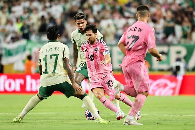 사우디아라비아 알아흘리가 리오넬 메시(10번)의 영입을 추진 중인 사실이 공개돼 큰 화제를 모으고 있다. 메시가 클럽월드컵에서 활약하는 모습. 사진출처|FIFA 페이스북