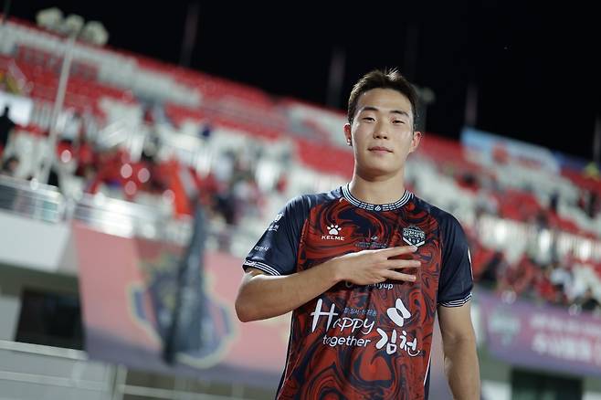 김천 미드필더 이승원이 2025시즌 6월 K리그 이달의 영플레이어상을 수상했다. 최근 뚜렷한 성장세를 보인 덕분에 A대표팀과 U-23 대표팀에 잇달아 차출되는 등 호재가 잇따르고 있다. 사진제공│한국프로축구연맹