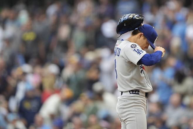 다저스 야마모토는 8일(한국시간) 밀워키전에서 선발등판해 0.2이닝 5실점(3자책점)을 기록했다. 지난해 MLB 데뷔 후 처음으로 1회도 채우지 못했다. 밀워키(미 위스콘신주)｜AP뉴시스