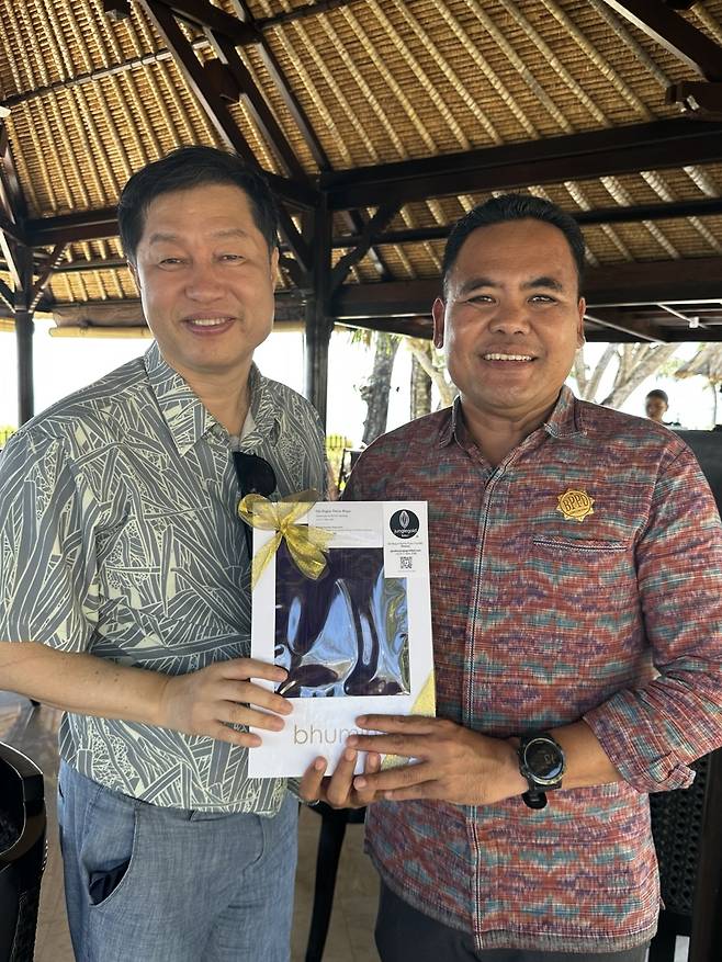 발리관광청 나마루파 대표와 팜투어 권일호 대표. 사진제공|팜투어