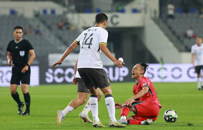 한국 문선민이 7일 중국전에서 상대의 거친 파울에 고통스러워하고 있다. 연합뉴스