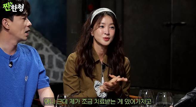예능 프로그램 '짠한형'에서 발언 중인 이시영, 머리띠를 하고 진지한 표정을 짓는 장면