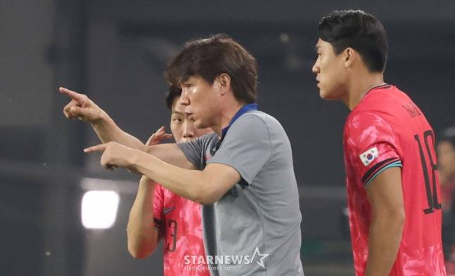 교체 투입을 앞두고 있는 강상윤(왼쪽)과 이호재(오른쪽)에게 작전 지시를 하고 있다. /사진=김진경 대기자
