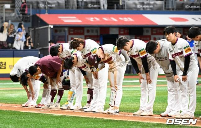 패배 후 홈팬들에게 고개를 숙이고 있는 키움 선수들.