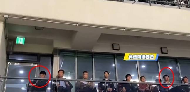 신태용 전 감독(왼쪽 빨간 원)과 송카이 중국축구협회장(오른쪽 빨간 원)이 경기를 앞두고 킥오프를 기다리고 있다. /사진=티탄스포츠 홈페이지 캡처