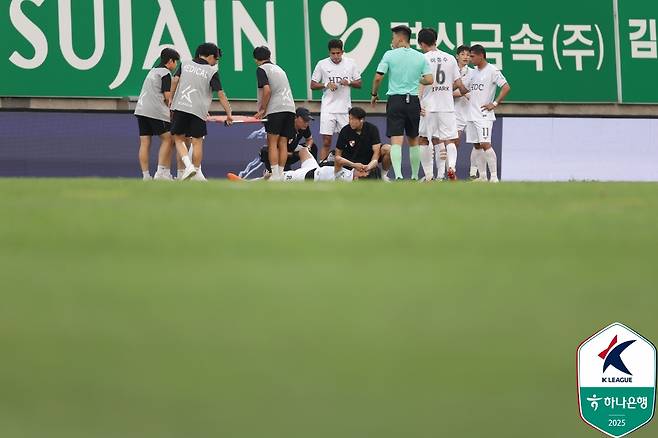부산 아이파크 리영직이 지난 6일 김포솔터축구장에서 열린 김포FC전에서 부상을 당한 뒤 쓰러져 고통을 호소하고 있다. /사진=한국프로축구연맹 제공