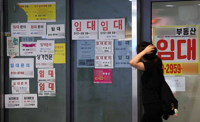 서울 송파구의 한 종합상가 점포 앞에 임대 안내문이 붙어 있다. [사진 | 뉴시스]