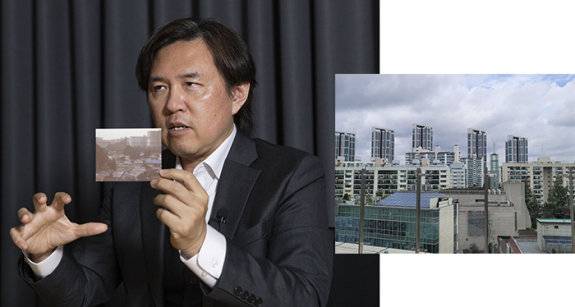 1980년대 중반 서울지하철 3호선&nbsp;잠원역 일대 모습이 담긴&nbsp;사진을 들고 있는 도시문헌학자&nbsp;김시덕 박사(왼쪽)와&nbsp;&nbsp;해당 지역의 현 모습. 지호영 기자·김우정 기자