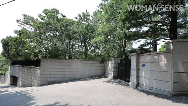 국내 4대 부촌인 UN빌리지 안에는 현대차가족타운이 조성돼 있다. 정몽구 명예회장의 자택 입구.&nbsp; 사진=임준선 기자(이오이미지)