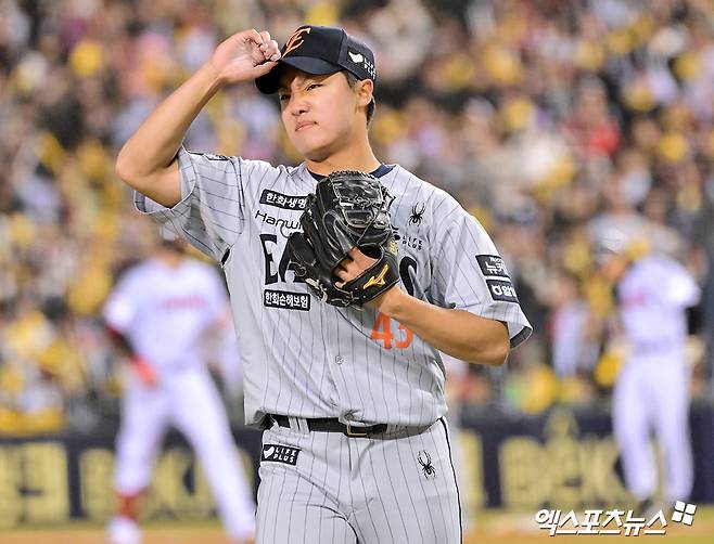 25일 오후 서울 송파구 잠실야구장에서 열린 '2025 신한 SOL Bank KBO리그' 한화 이글스와 LG 트윈스의 경기, 8회말 무사 1루 한화 정우주가 LG 홍창기에게 좌전안타를 허용한 후 아쉬워하고 있다. 엑스포츠뉴스DB