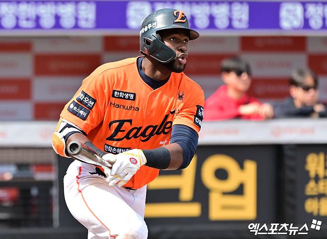 14일 오후 대전 한화생명 볼파크에서 열린 '2025 신한 SOL Bank KBO리그' 두산 베어스와 한화 이글스의 경기, 6회말 한화 플로리얼이 솔로 홈런을 날린 후 하이파이브를 하고 있다. 엑스포츠뉴스DB