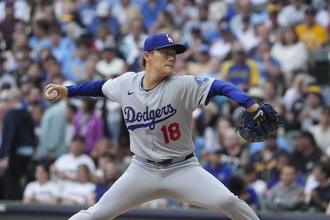 LA 다저스 선발투수 야마모토 요시노부가 8일 미국 메이저리그 밀워키 브루어스전에 선발 등판해 투구하고 있다. 야마모토는 이날 1회를 마치지 못한 채 강판당했다. REUTERS 연합뉴스