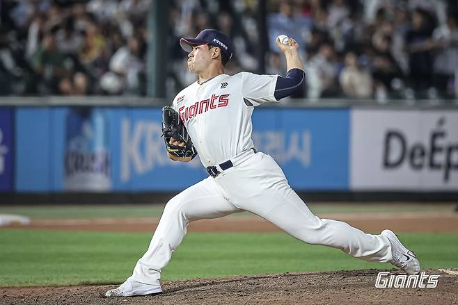 롯데 자이언츠 좌완 김진욱이 8일 부산 사직야구장에서 열린 2025 신한 SOL Bank KBO리그 두산 베어스와의 팀 간 10차전에서 8회초 제이크 케이브에게 동점 2점 홈런을 허용하며 블론 세이브를 기록했다. 사진 롯데 자이언츠