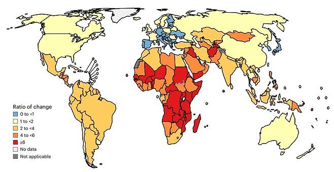 2008~2017년생 미래 위암 부담 변화율 지도 2008~2017년 태어난 세대의 미래 위암 부담이 현재(2022년)와 비교해 얼마나 변할지 보여주는 변화율(Ratio of change) 지도. 파란색(0 to <1):위암 사례 수가 현재보다 감소 예상. 연한 파랑~노란색(1 to <2):위암 사례가 현재보다 소폭 증가 예상. 주황~짙은 주황색(2 to <4, 4 to <6): 위암 사례가 2~6배 증가 가능성. 진한 빨간색(≥6): 위암 부담이 현재보다 6배 이상 증가 예상. [Nature Medicine / Jin Young Park et al. 제공. 재판매 및 DB 금지]
