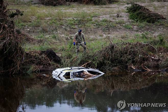 미 텍사스 과달루페강 일대를 수색 중인 대원들 [로이터=연합뉴스. 재판매 및 DB 금지]