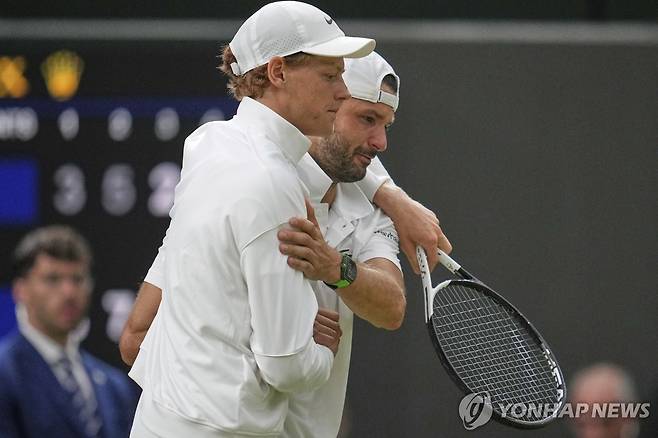 기권을 선언한 디미트로프(오른쪽)를 위로하는 신네르 [AP=연합뉴스]