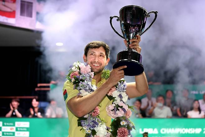 우승 트로피를 들어 보이는 다비드 마르티네스 [PBA 제공. 재판매 및 DB 금지]