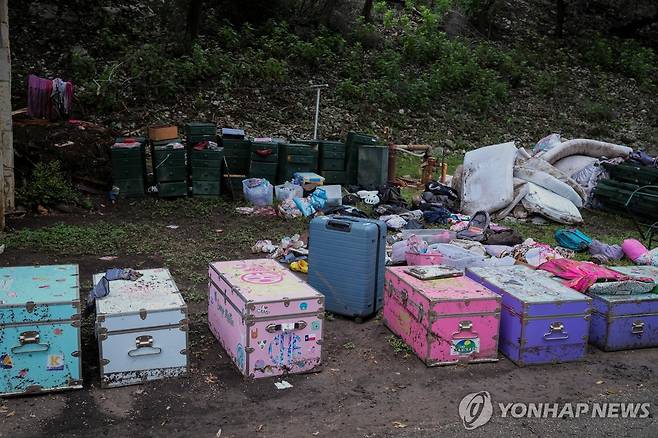 미 텍사스 홍수 피해 지역의 '캠프 미스틱' 참가 어린이들이 남긴 여행가방 [로이터=연합뉴스. 재판매 및 DB 금지]