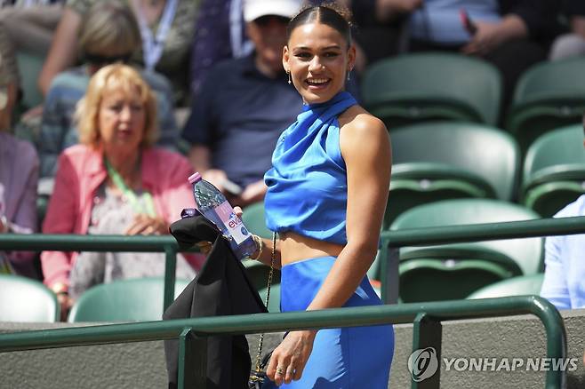 윔블던 테니스 코트를 찾은 로드먼 [AP=연합뉴스]